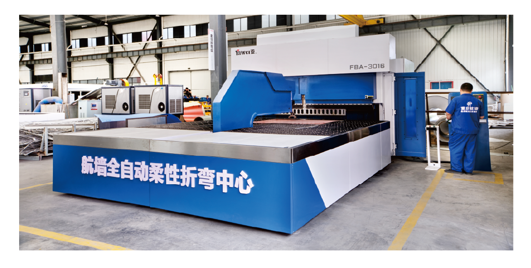 Automatic flexible bending center